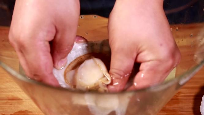 【镜头合集】处理扇贝清洗扇贝挑选扇贝制作海鲜