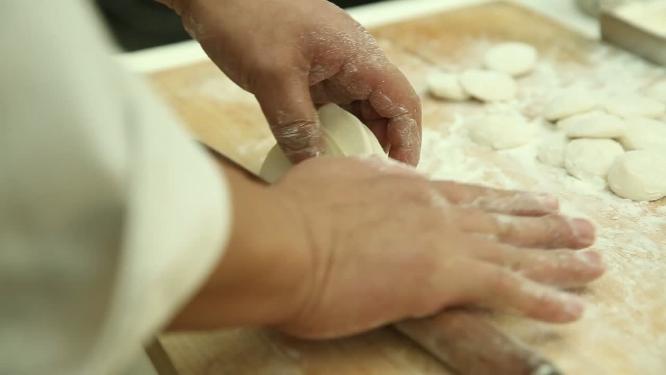 【镜头合集】大厨包饺子揪剂子
