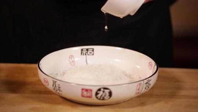 【镜头合集】开水浸泡泡发粉丝全过程