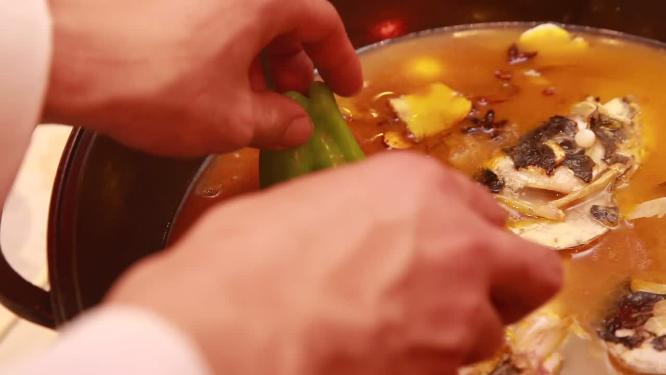 【镜头合集】炖鱼加青椒香菜去腥