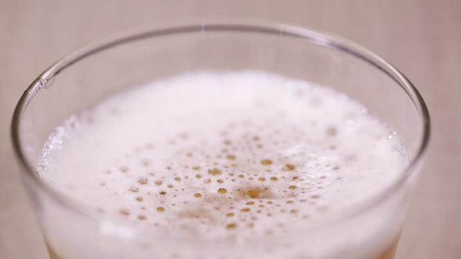 【镜头合集】玻璃杯倒啤酒泡沫