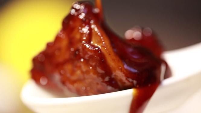 【镜头合集】筷子夹起一块多汁鸡肉