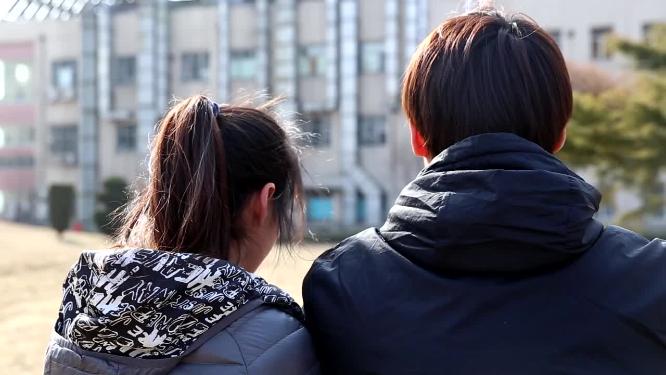 【镜头合集】两个年轻情侣散步依偎的背影秀恩爱