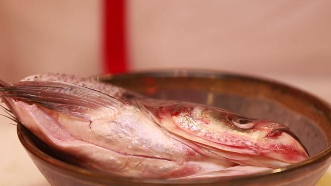 加调料腌制牛舌去腥