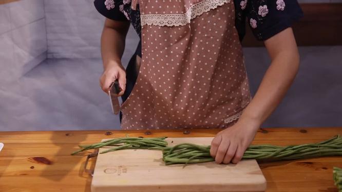 【镜头合集】厨娘切长豆角做菜