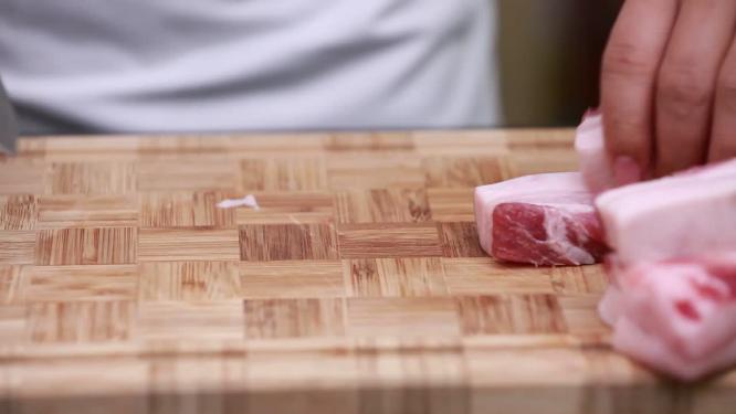 厨师切猪肉