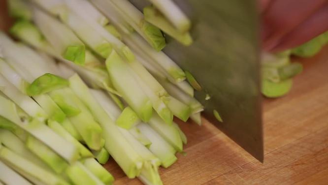 厨师切芥菜疙瘩榨菜条