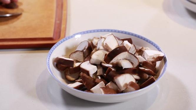 厨师切香菇