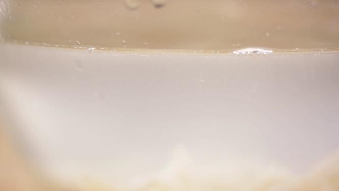 厨师清洗海蜇皮