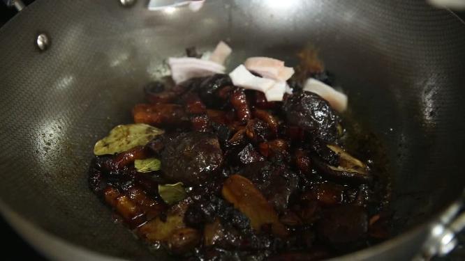 各种香料炒制底料卤肉