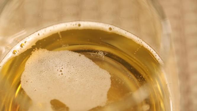 啤酒泡沫高脚杯倒啤酒