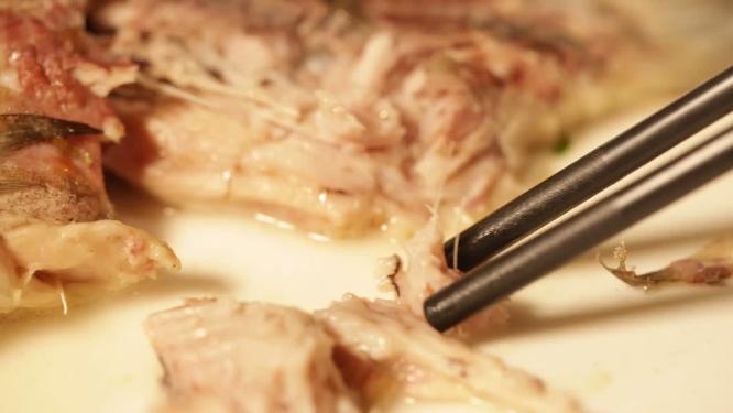 【镜头合集】夹起一块鱼肉挑出鱼刺