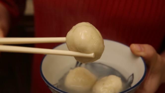【镜头合集】妈妈捞出煮熟的汤圆