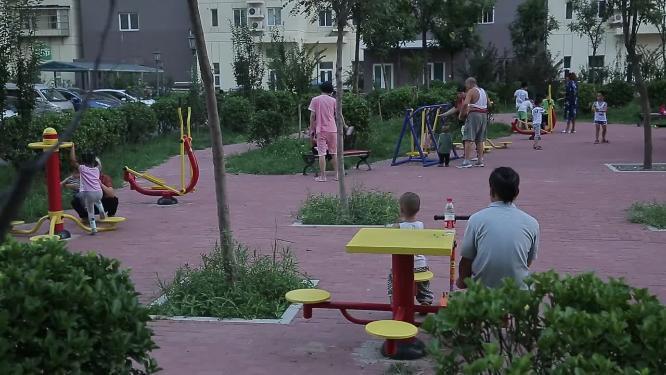 【镜头合集】小区娱乐健身设施玩耍的老人和孩子