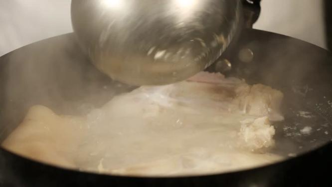 【镜头合集】开水汆烫猪蹄