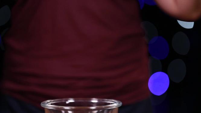 手中拿起一串葡萄
