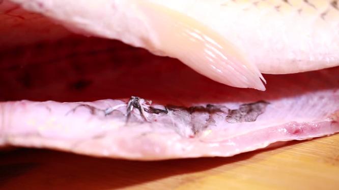 【镜头合集】打开草鱼腹腔刮去黏膜血渍