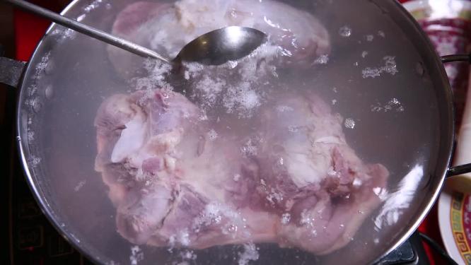 【镜头合集】浸泡猪肉去血沫