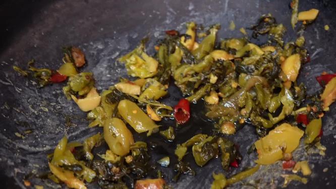 【镜头合集】炒制四川酸菜酸菜鱼底料
