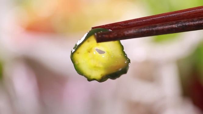 炝拌黄瓜片腌黄瓜咸菜下饭菜