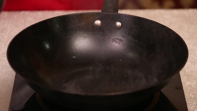 热锅凉油加底油葱姜蒜炝锅