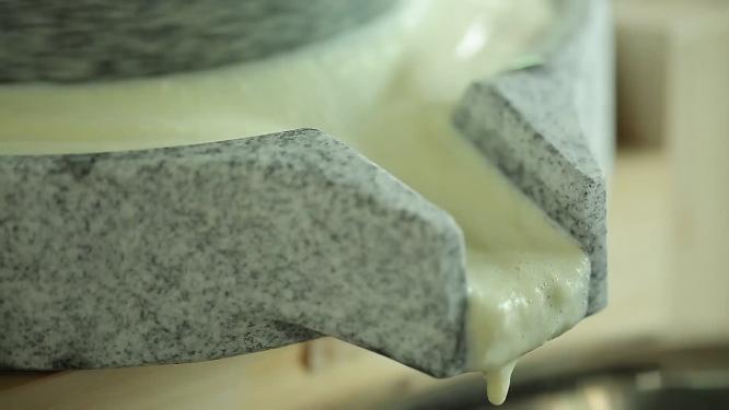 磨盘石磨磨豆浆做豆腐
