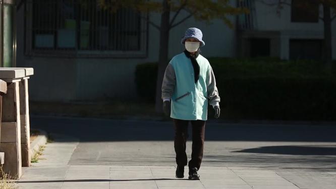 【镜头合集】老人秋冬戴口罩外出散步