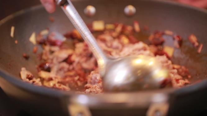 【镜头合集】饭店后厨制作老北京炒烤肉夹馍
