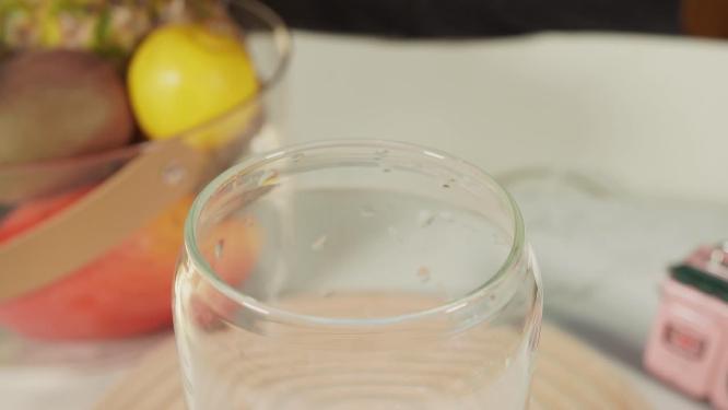 【镜头合集】蓝天白云布丁奶冻加入玻璃杯