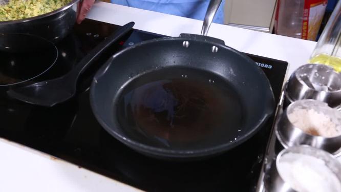 【镜头合集】调配棒子面糊烙饼糊塌子