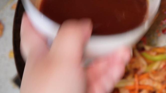 【镜头合集】调配鱼香料汁炒鱼香肉丝主妇做菜