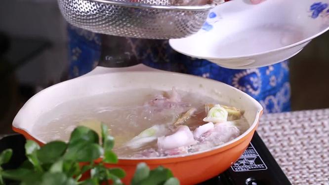 【镜头合集】近景猪蹄切块焯水去腥
