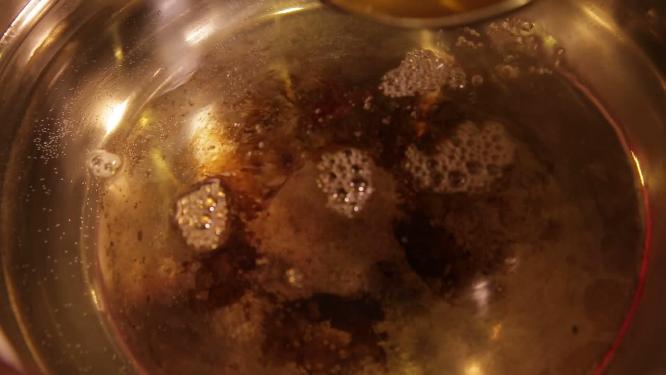 锅中加水炖肉焯水去血沫