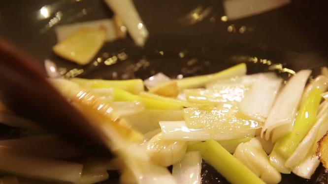 【镜头合集】锅中加葱姜炒制麻辣香锅底料