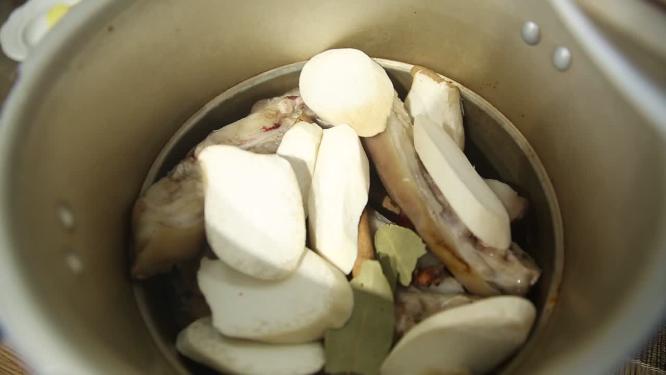 高压锅加调料炖肉