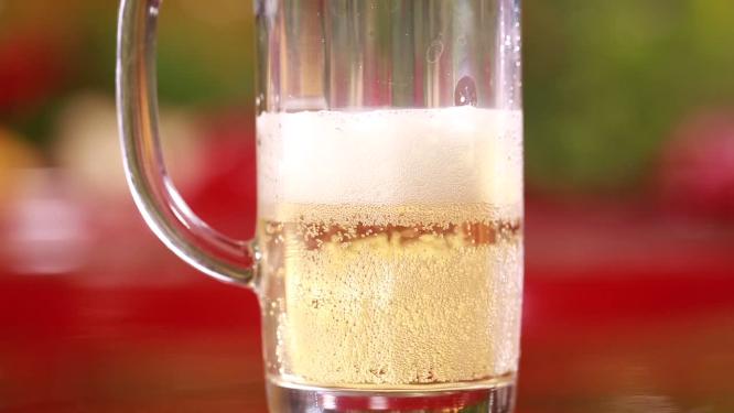 啤酒杯扎啤杯倒啤酒泡沫