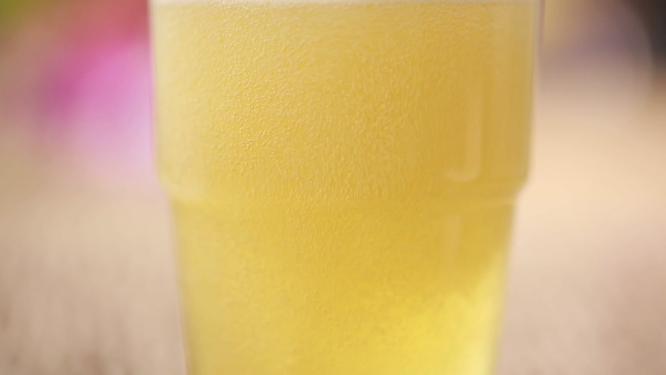 啤酒泡沫和白酒