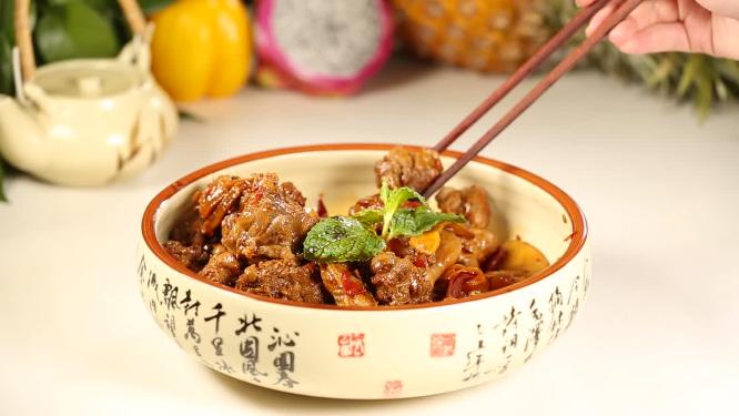 夹起一块红烧鸡肉