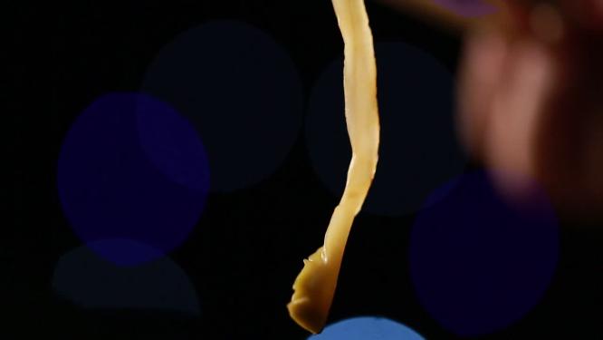 夹起爽脆的榨菜丝