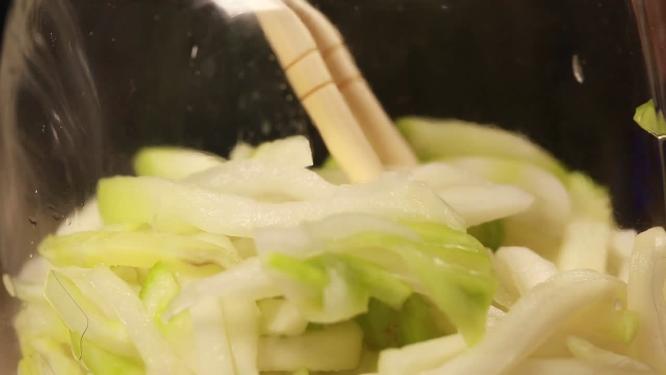 实验员采样检测榨菜亚硝酸盐