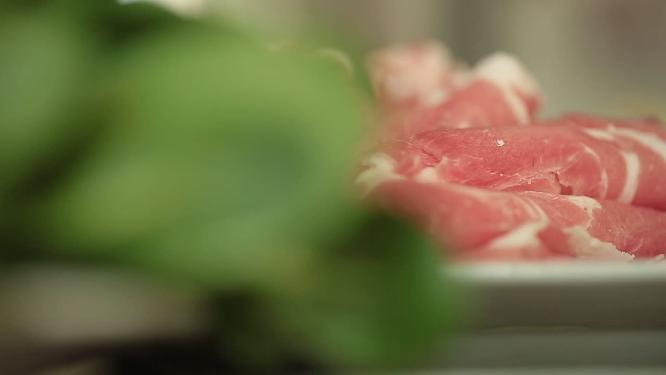 家庭聚餐吃羊肉卷涮羊肉