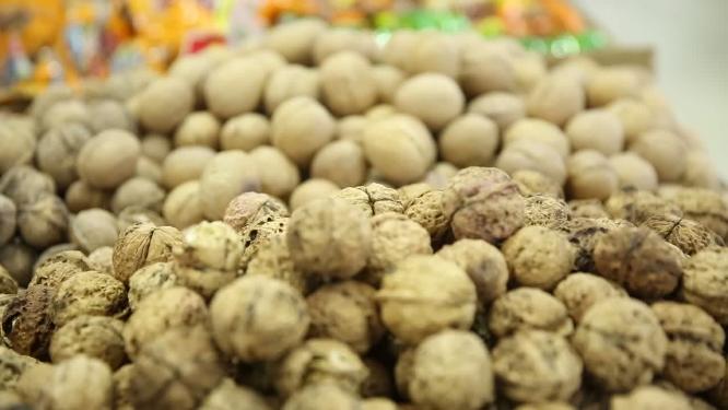 市场卖干果核桃