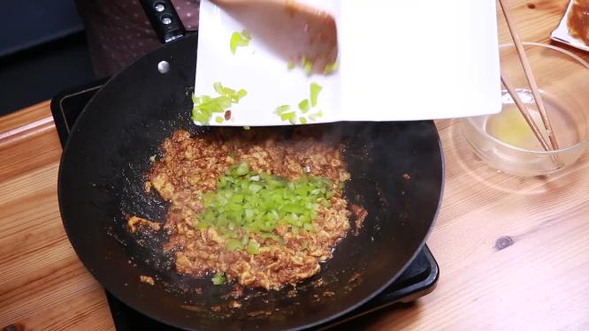 平底锅炒制底料