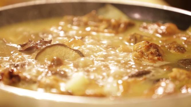 平底锅炖鸡肉鸡块