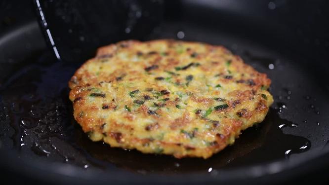 平底锅烙韭菜糊饼糊塌子蔬菜饼
