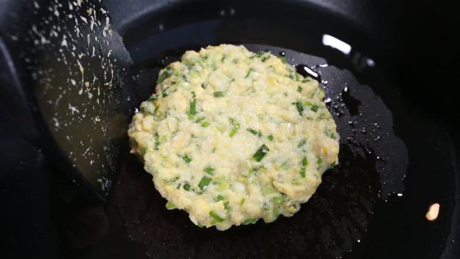 平底锅烙韭菜糊饼糊塌子蔬菜饼
