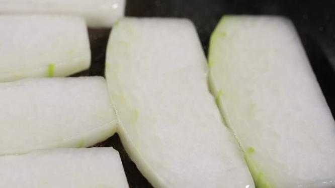 平底锅煎制冬瓜片