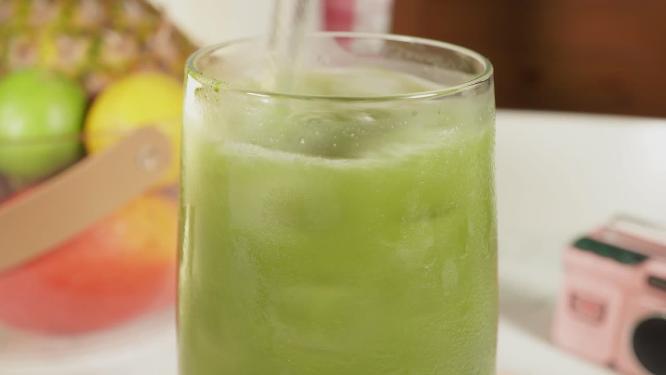 抹茶倒入椰子水抹茶椰汁拿铁