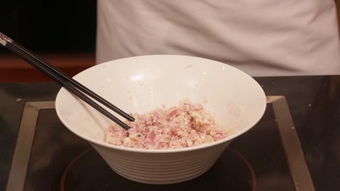 拌肉馅炸丸子
