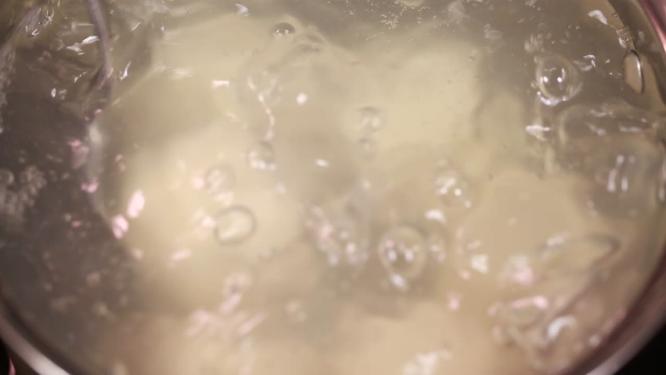 没煮熟的元宵汤圆